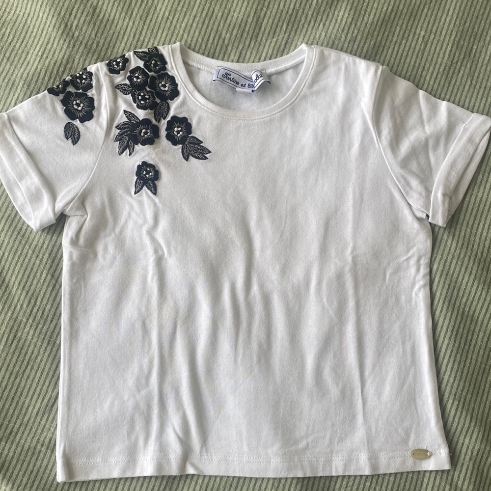 White tee shirt with black flowers embroidered, tartine et Chocolat, 3y